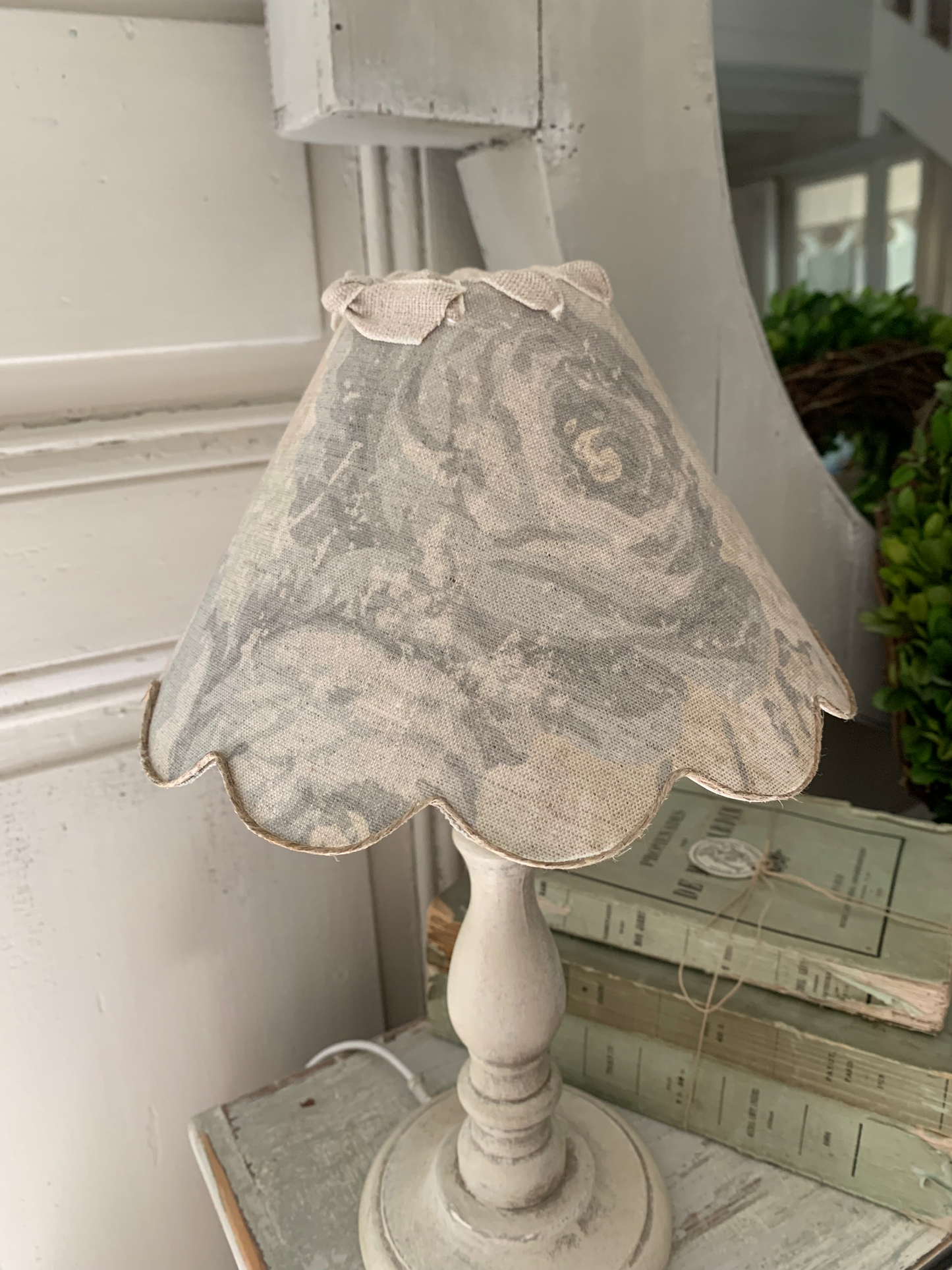 Lampe en bois patiné & abat-jour en lin anglais