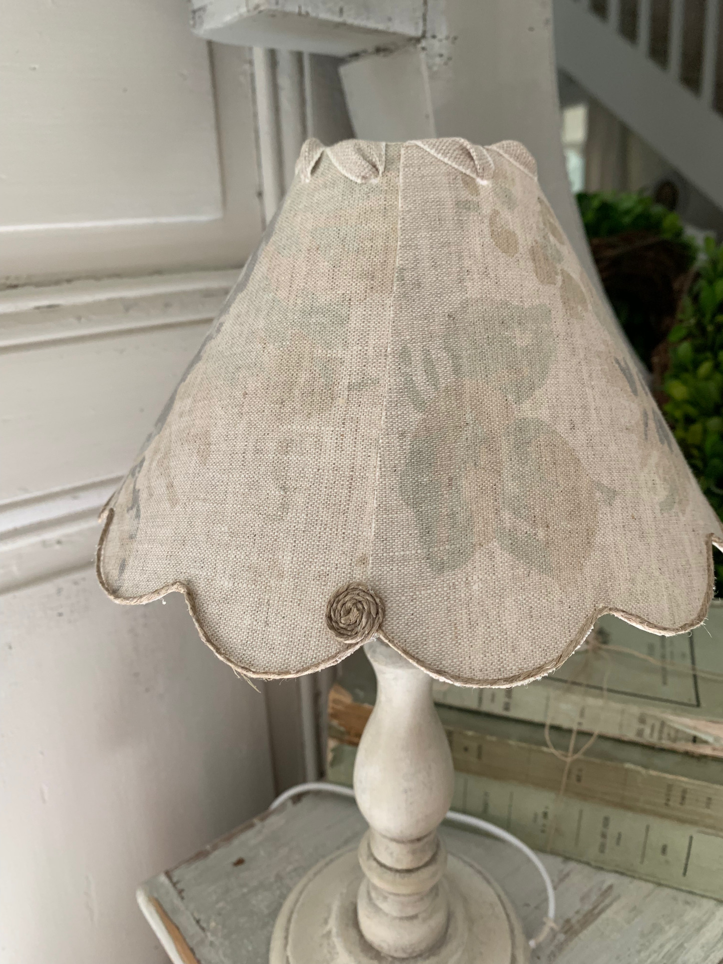 Lampe en bois patiné & abat-jour en lin anglais