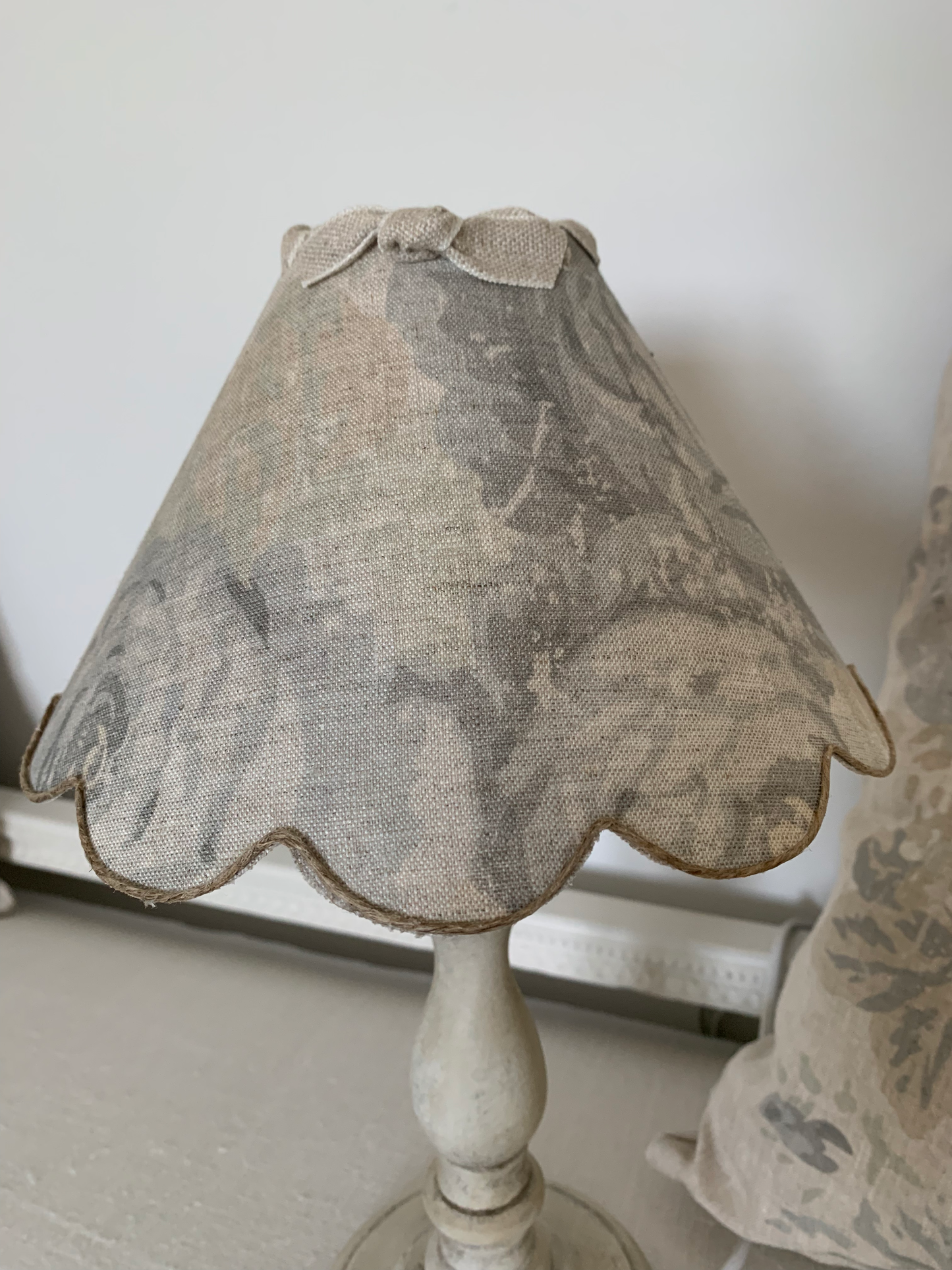 Lampe en bois patiné & abat-jour en lin anglais