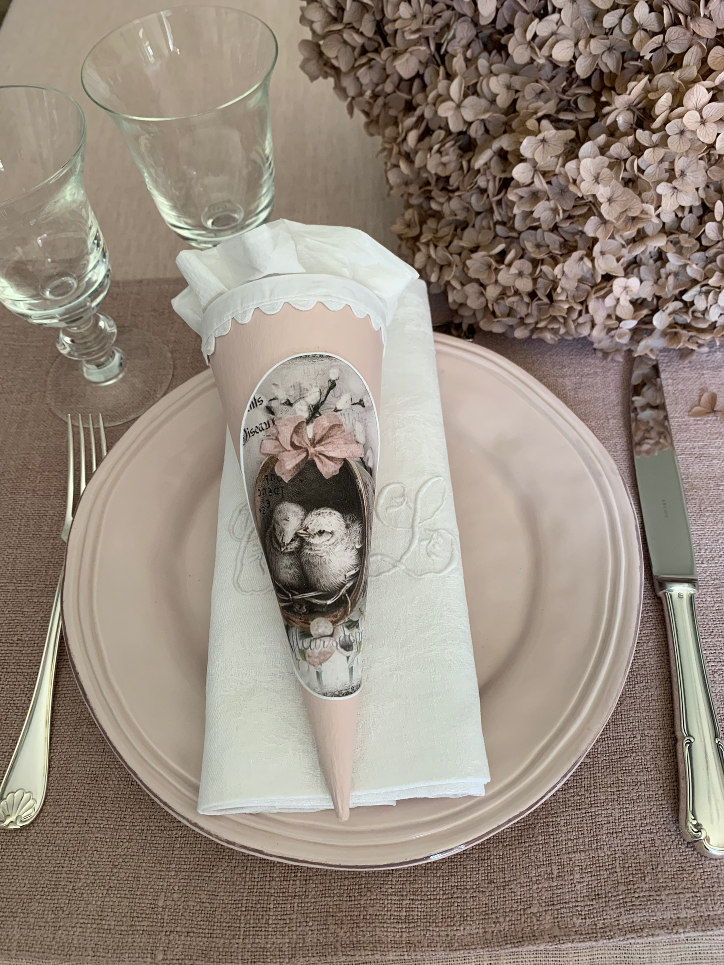 Cône en carton peint pour Pâques