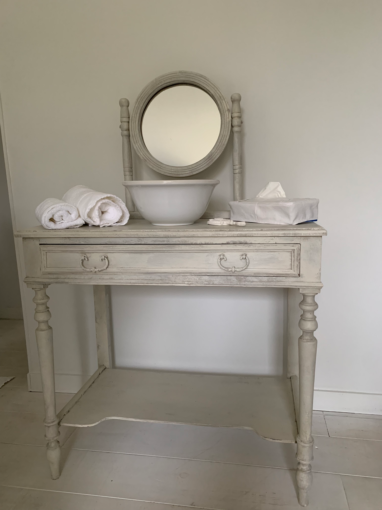 Table de toilette avec patine blanc grisé