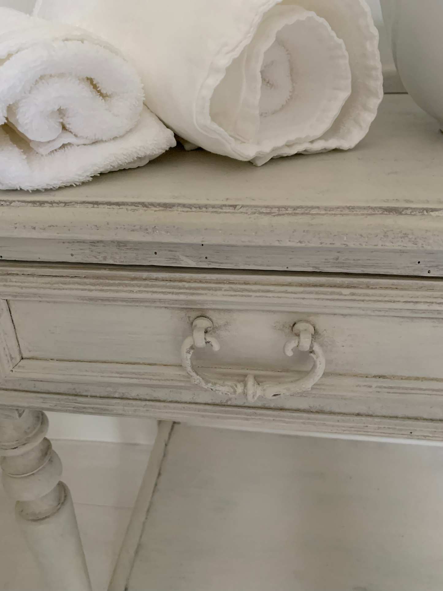 Table de toilette avec patine blanc grisé