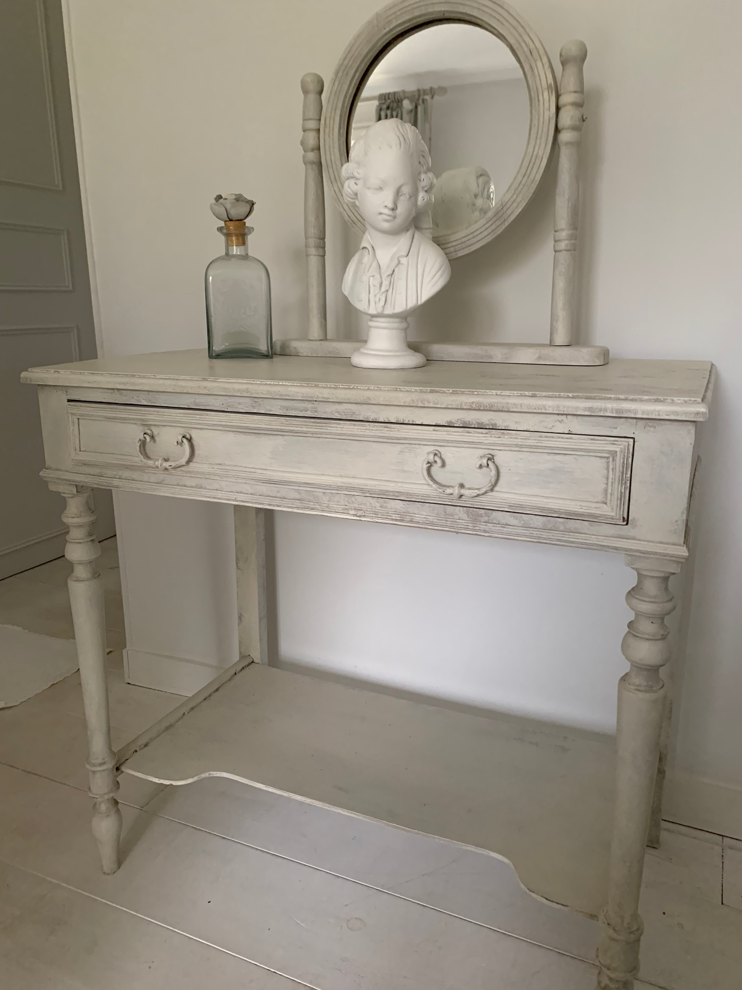 Table de toilette avec patine blanc grisé