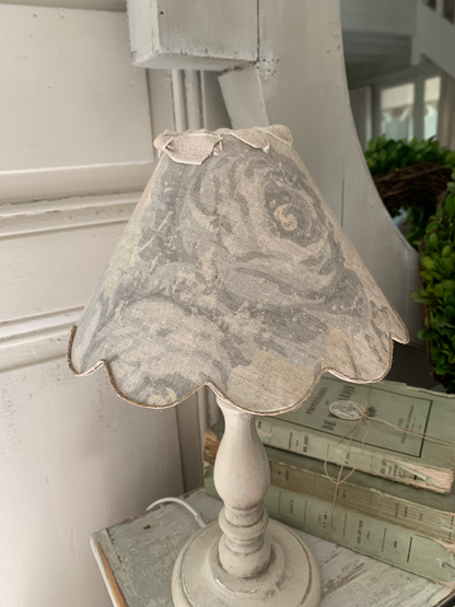 Lampe en bois patiné & abat-jour en lin anglais