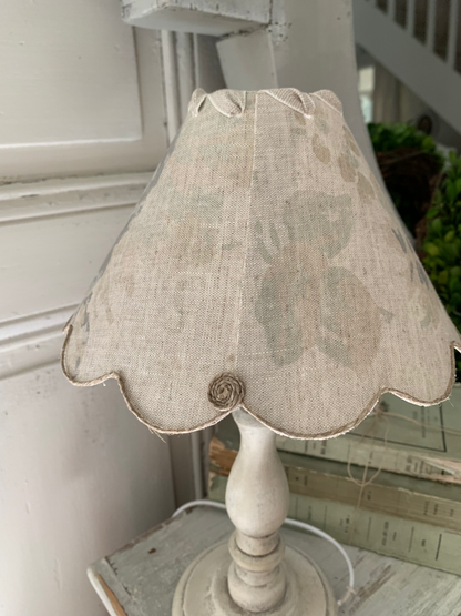 Lampe en bois patiné & abat-jour en lin anglais