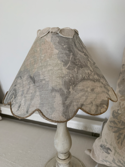 Lampe en bois patiné & abat-jour en lin anglais