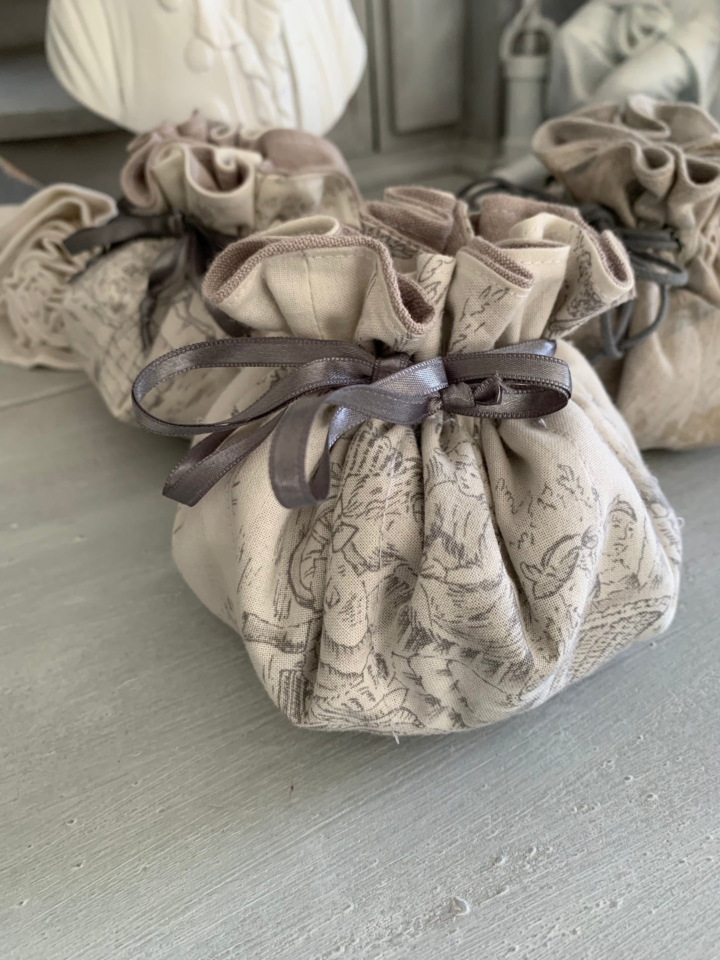 Aumônière en Tissu Toile de Jouy ou Tissu Anglais Fleuri