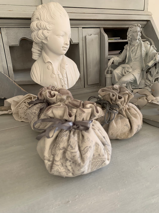 Aumônière en Tissu Toile de Jouy ou Tissu Anglais Fleuri