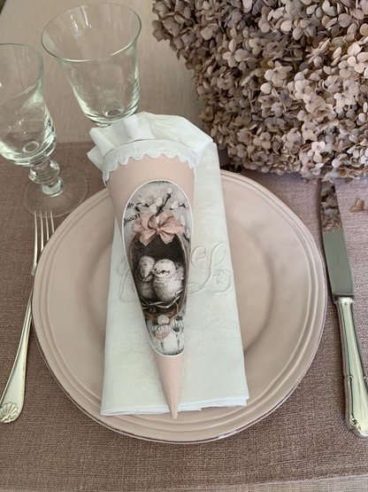 Cône en carton peint pour Pâques