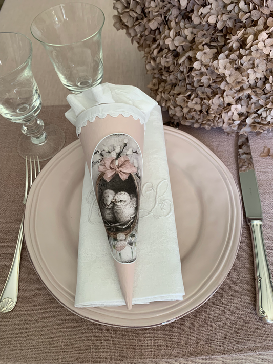 Cône en carton peint pour Pâques