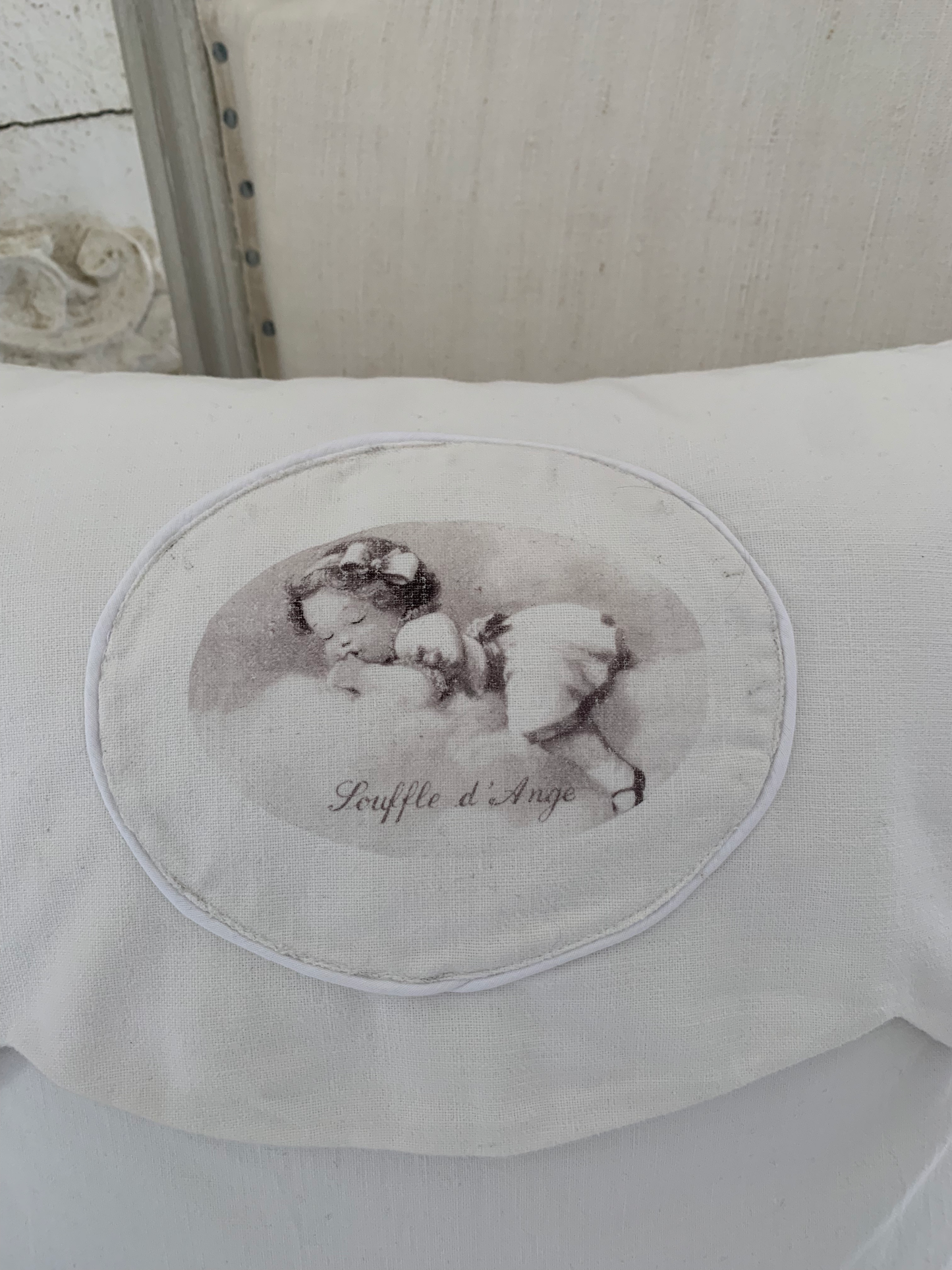 Coussin en linge ancien avec découpe festonnée