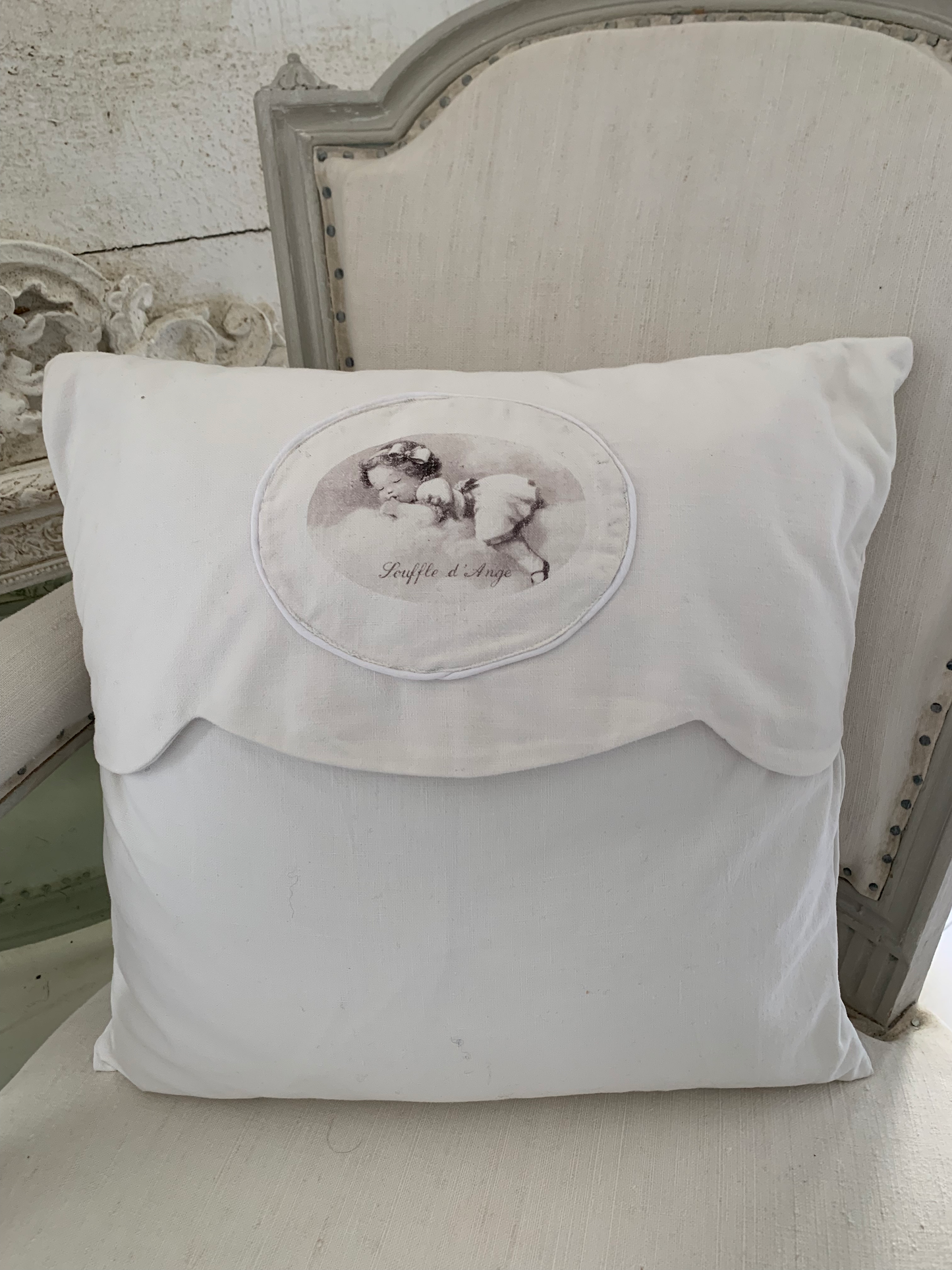 Coussin en linge ancien avec découpe festonnée