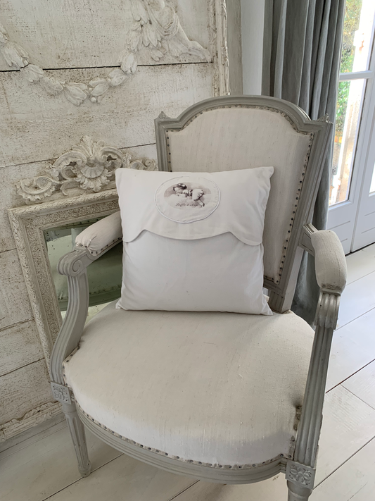 Coussin en linge ancien avec découpe festonnée