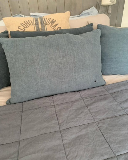 Coussin en chanvre teint bleu