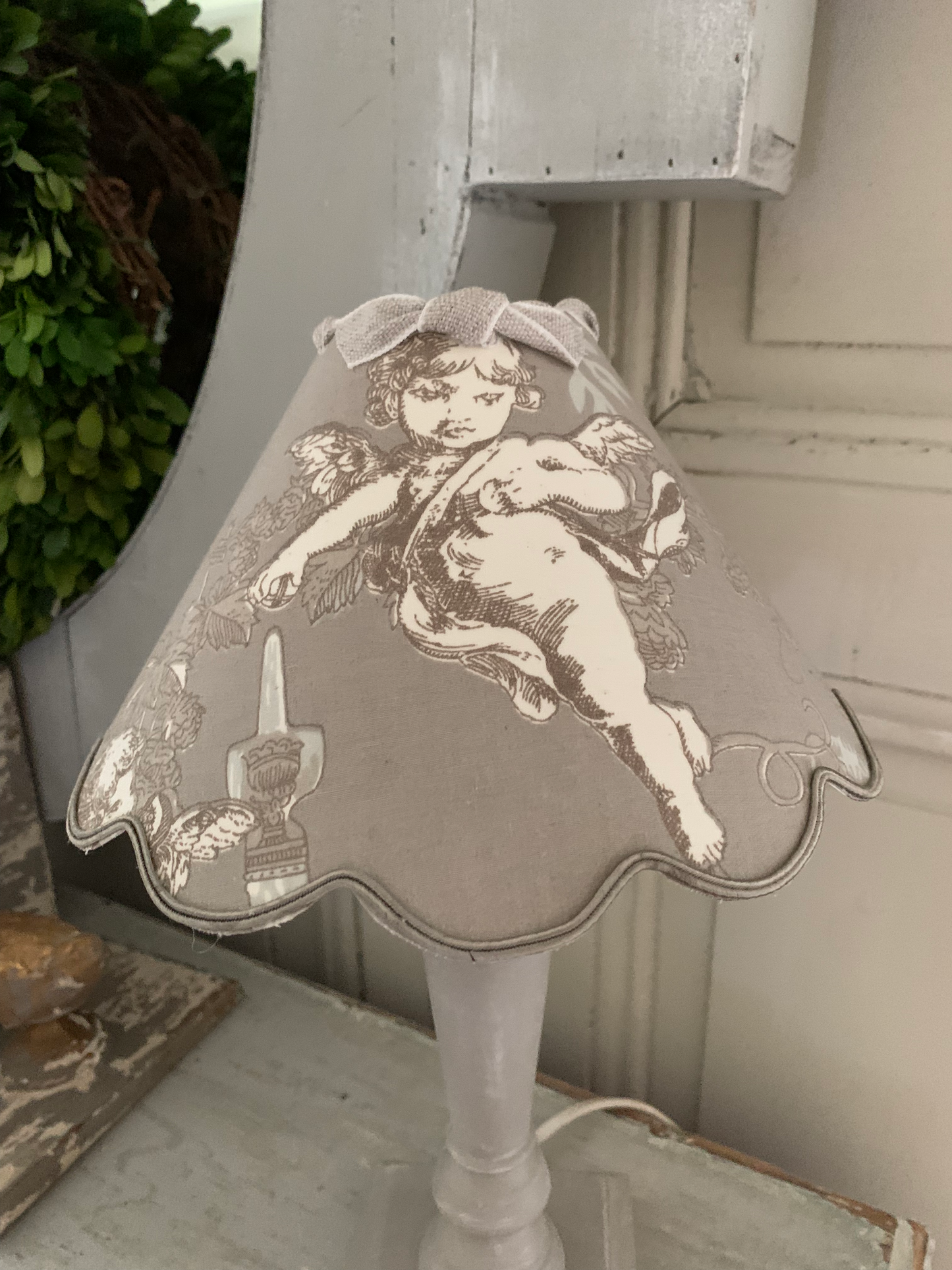 Lampe "Anges" - pied patiné & abat-jour festonné