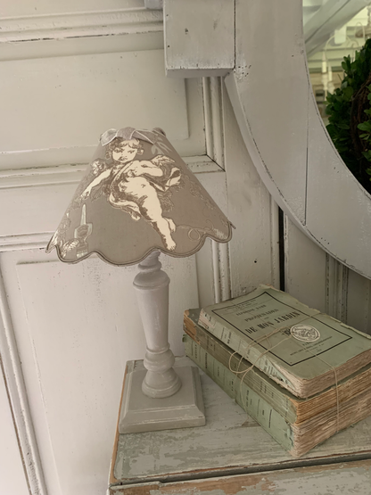 Lampe "Anges" - pied patiné & abat-jour festonné