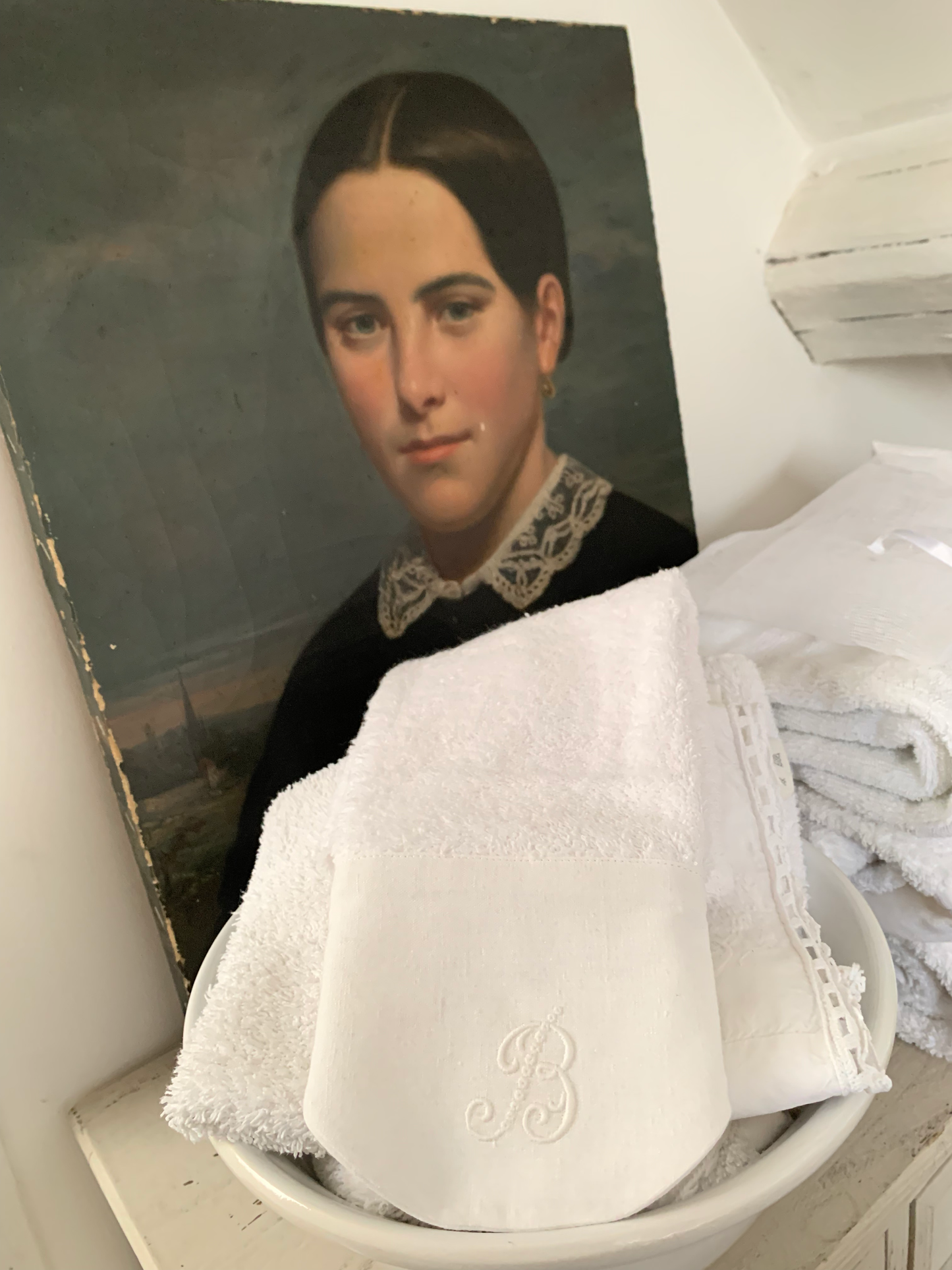 Pochette en tarlatane et linge ancien avec serviette d’invité festonnée