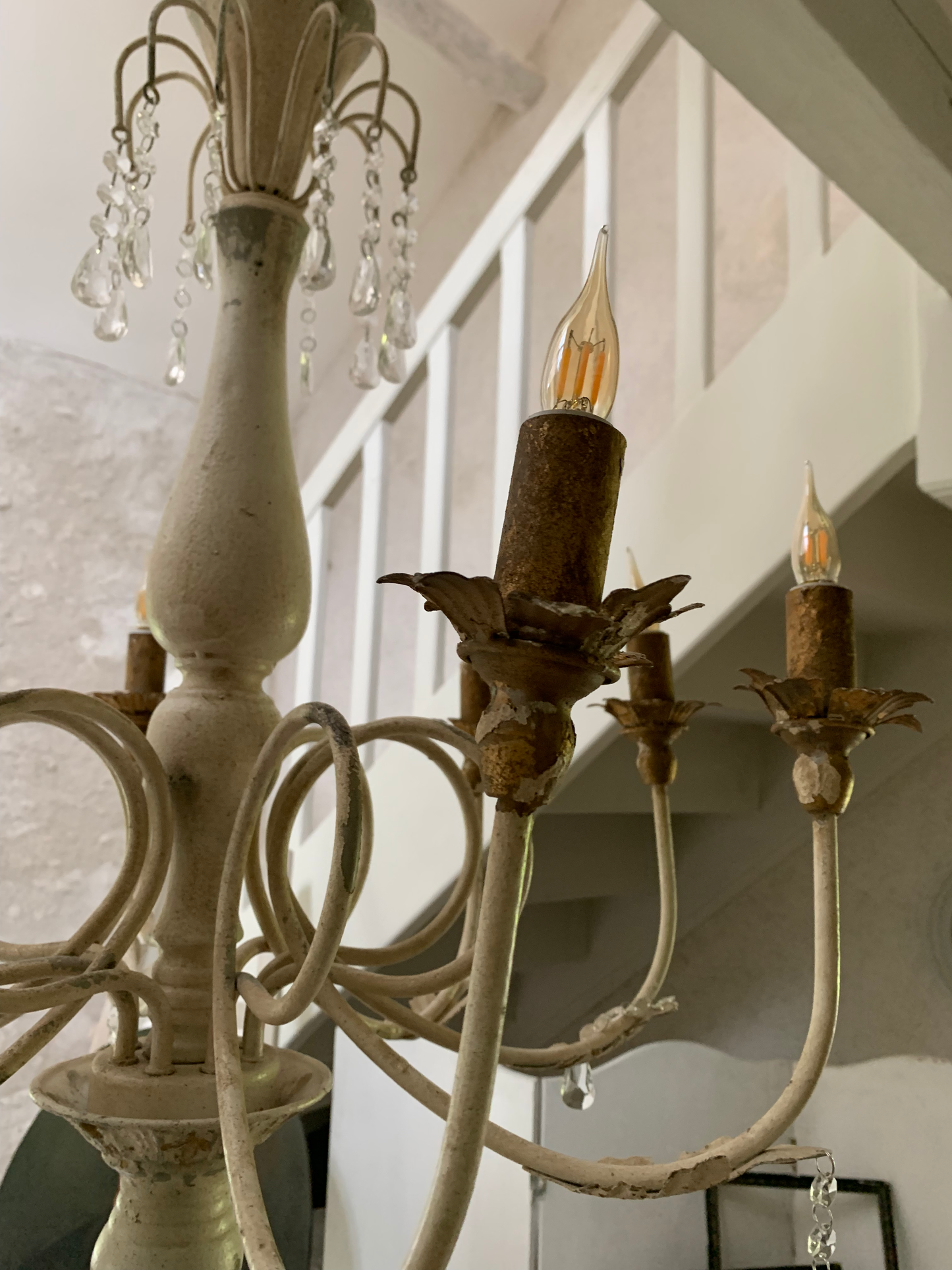 Lustre à 8 branches — bois patiné & métal doré
