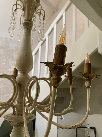 Lustre à 8 branches — bois patiné & métal doré