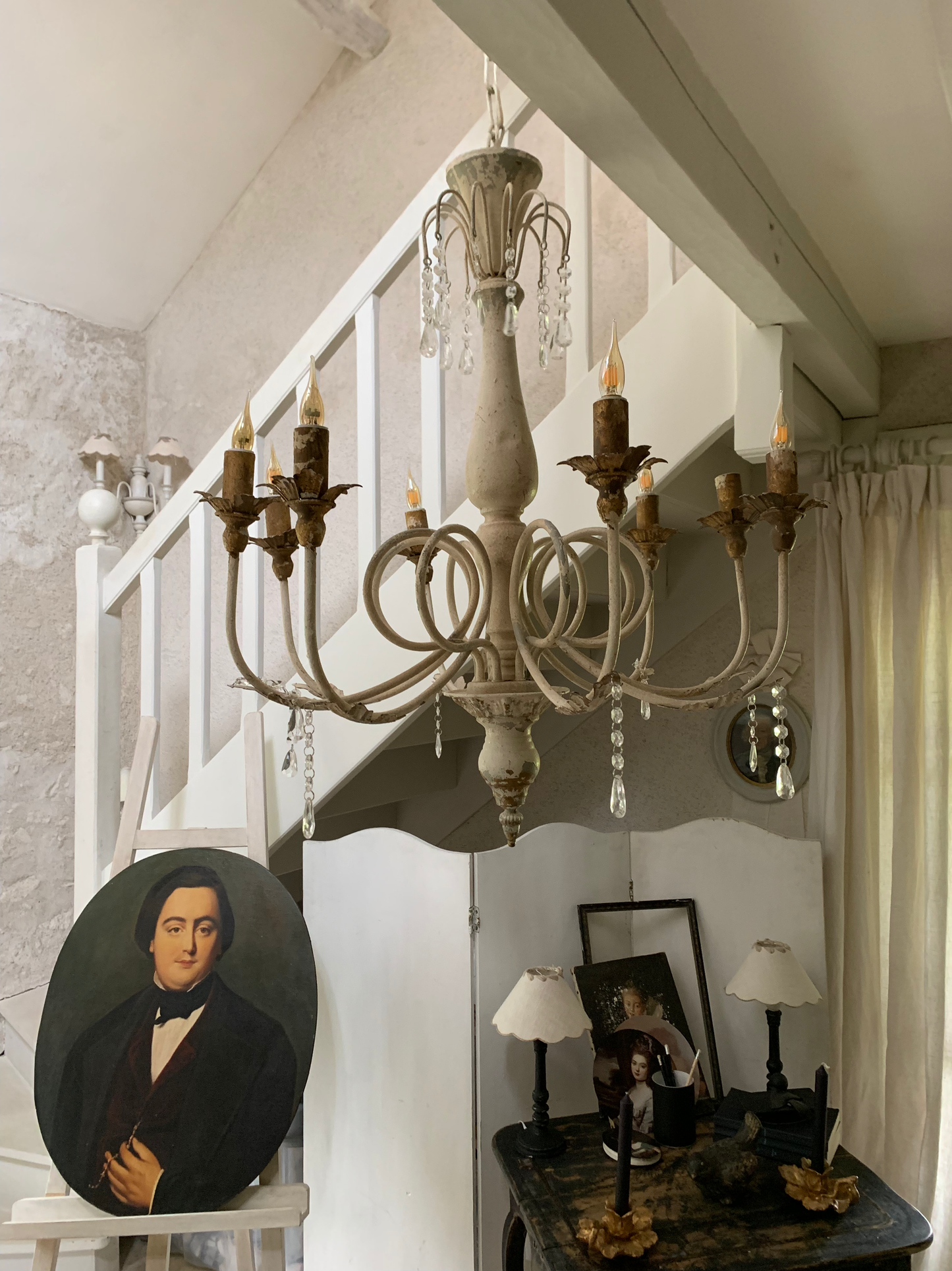 Lustre à 8 branches — bois patiné & métal doré