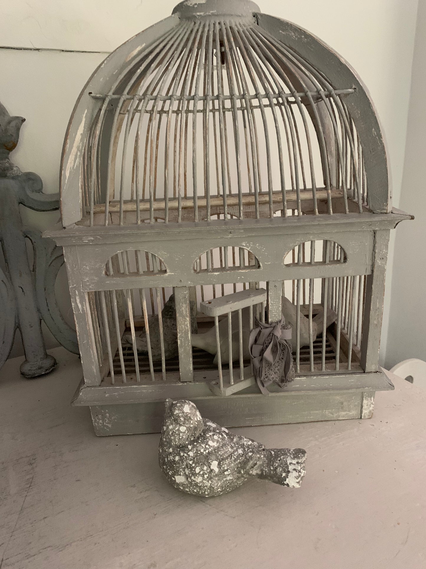 Petit oiseau patiné grisé