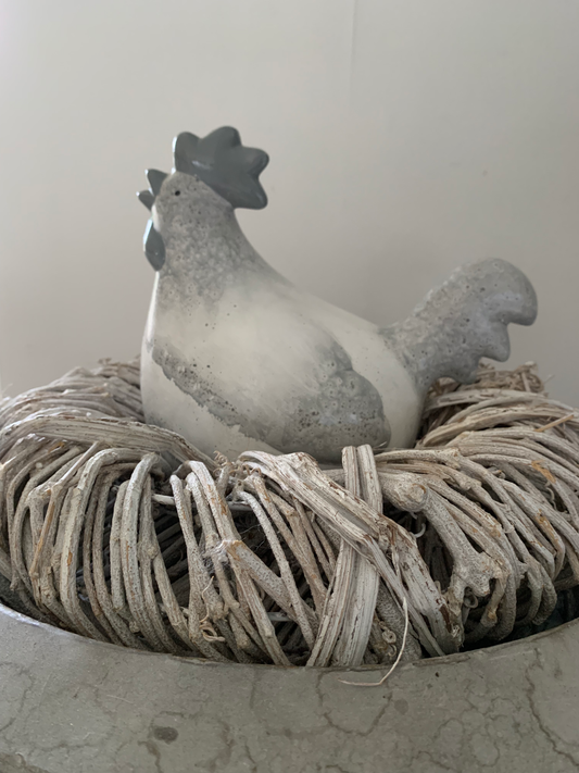 Poule blanche et grise en terre cuite peinte