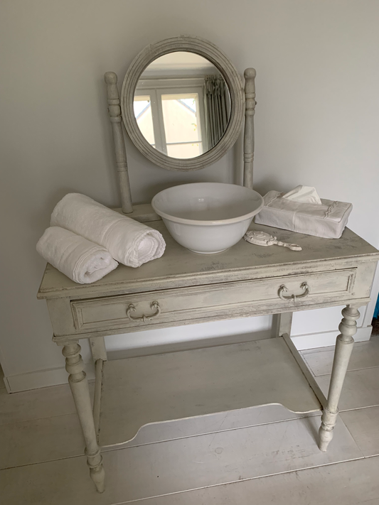 Table de toilette avec patine blanc grisé